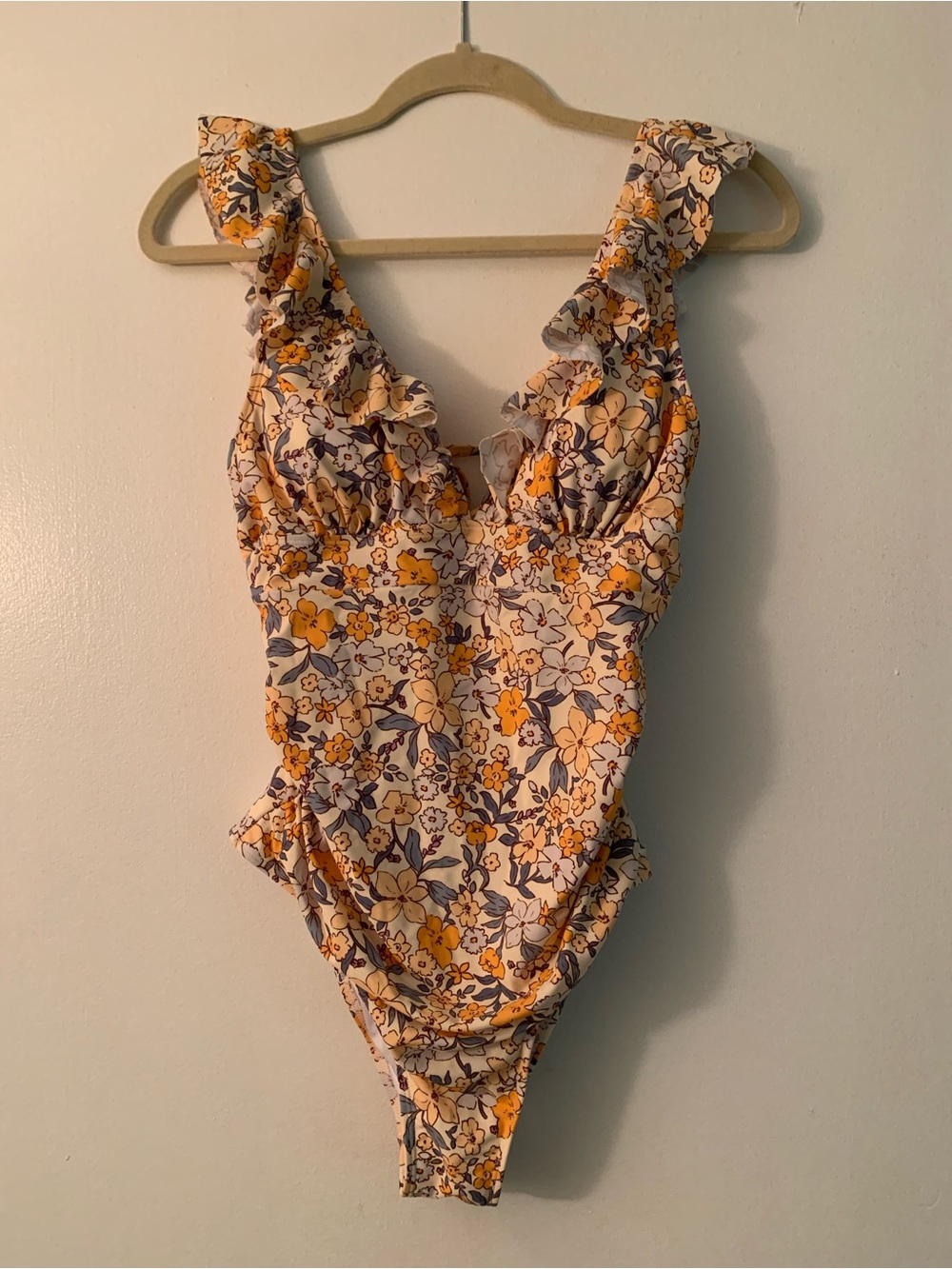 Cupshe Cream Floral Ruffle Strap One-Piece  Swimsuit with tummy control - Picture 6 of 8